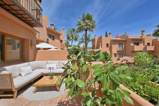 Reihenhaus in Riviera del Sol. Impresionante adosado reformado con vistas al mar.