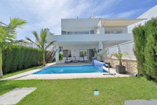 Casa pareada en Riviera del Sol. Villa contemporánea en primera línea de golf con piscina privada