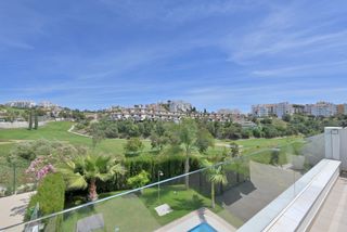 Casa bifamiliare in Riviera del Sol. Villa contemporánea en primera línea de golf con piscina privada