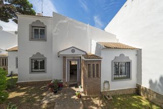 Maison jumelée à Calahonda. Amplia casa adosada de cuatro dormitorios en calahonda, mijas co