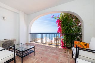 Planta baja en Calahonda. Dúplex junto a la playa con vistas panorámicas al mar