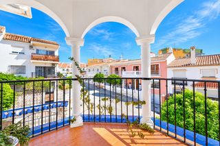 Casa a Castillo Sohail - Myramar. Impresionante casa adosada esquina 276m2 en fuengirola. cuenta c