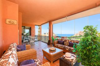 Apartament a Calahonda. Impresionante apartamento de esquina con bonitas vistas al mar e