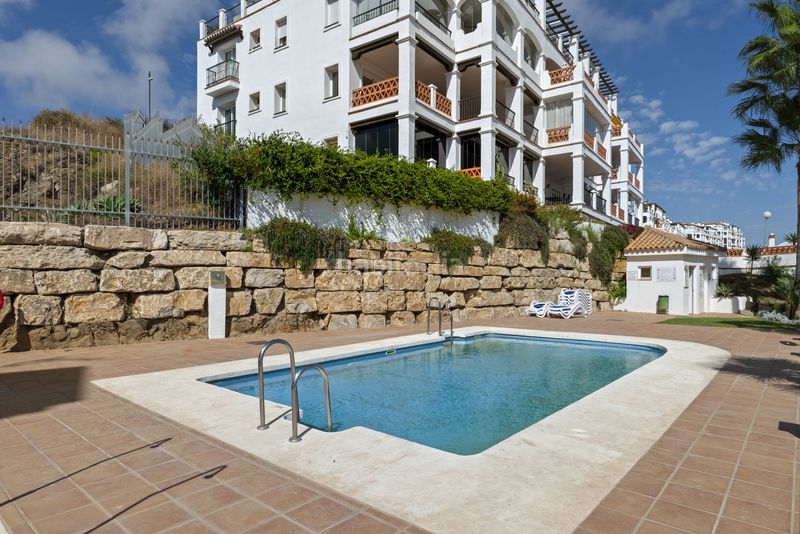 Foto db2000d1-ef2e-4ab4-b805-597db47cd348. Àtic amb aparcament piscina a Calahonda Mijas