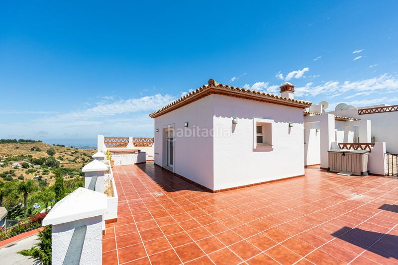 Foto e0156905-aec3-41c7-8d34-f28487441201. Àtic amb aparcament piscina a Calahonda Mijas