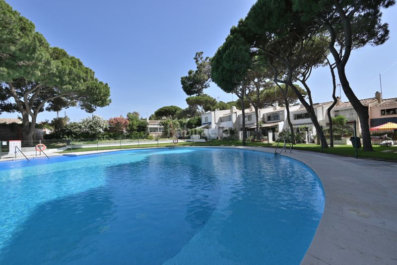 Foto 91512084-e1f3-4775-83d0-6f8302ac5a48. Casa adossada amb aparcament piscina a Calahonda Mijas