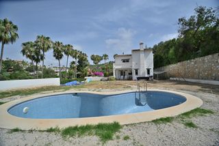 Haus in Calahonda. Encantadora villa con enorme potencial en una ubicación privileg