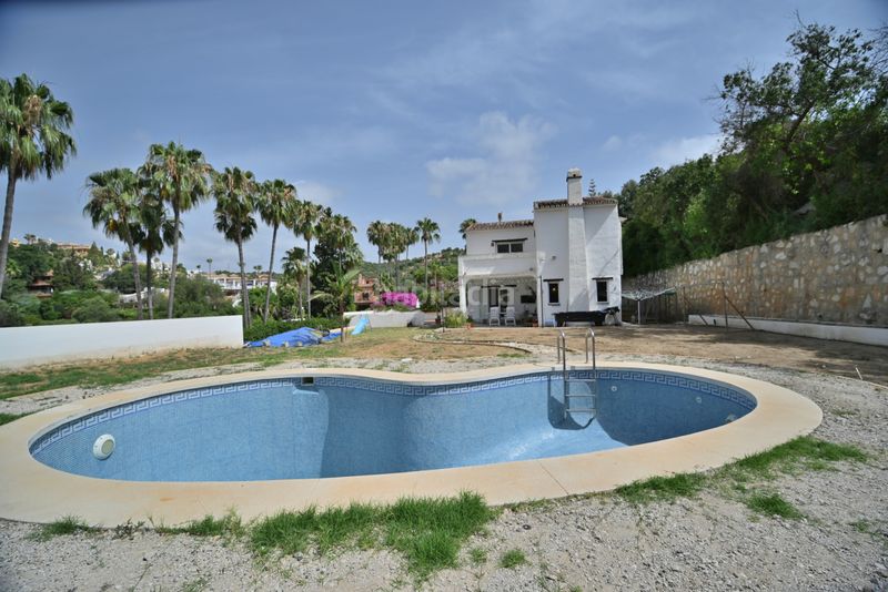 Foto e8e6c25d-1c21-4931-a43a-e4bbf6eb0691. Casa amb aparcament piscina a Calahonda Mijas