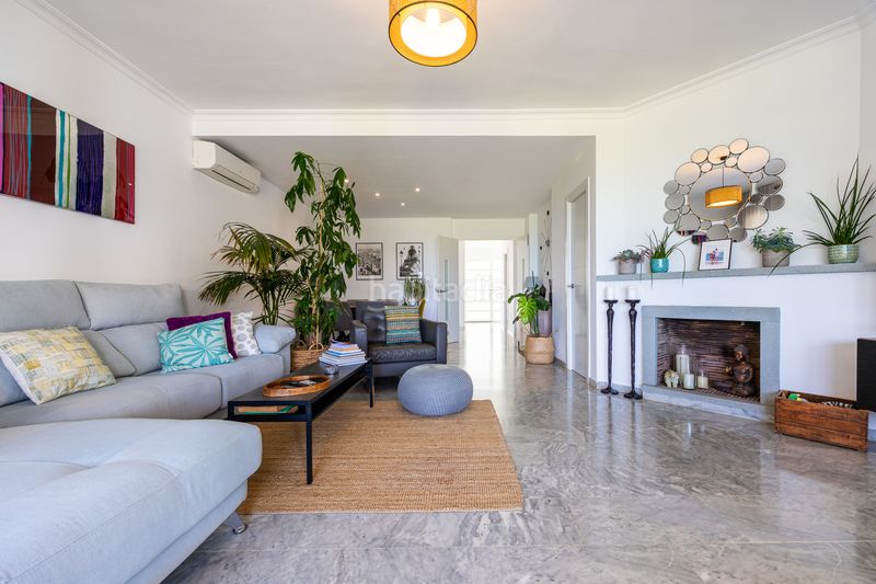 Foto a42cc97b-3219-4849-bed2-fc55b70d517b. Casa adossada amb aparcament piscina a Calahonda Mijas