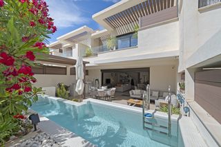 Casa adosada en La Cala Mijas. Moderna casa adosada en cala de mijas con piscina privada, vista