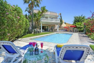 Casa in Campo de Mijas. Amplia villa con 8 dormitorios, piscina privada y jardín en camp