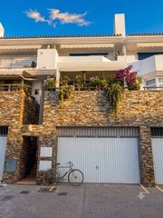 Casa adossada a Torremuelle. Casa adosada de 4 pisos en torremuelle, benalmádena. 177m2 const