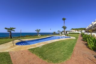 Penthouse in Calahonda. Ático con terraza privada en la azotea en comunidad cerrada con