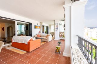Planta baja en Calahonda. Luminoso apartamento en esquina en planta baja con jardín privad