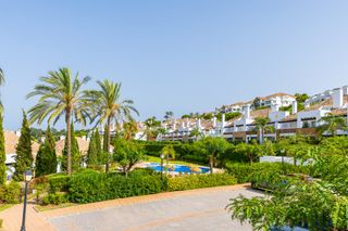 Casa adossada a La Cala Golf - Lagar Martell. Amplia casa adosada de tres dormitorios, jardín privado y vistas