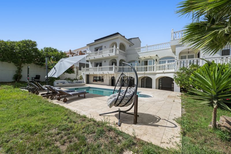 Foto fba3462f-6688-43f4-ba63-ef5d8e6ad758. Casa amb aparcament piscina a El Faro de Calaburra - Chaparral Mijas