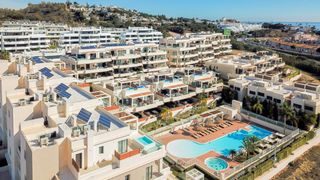 Planta baixa a La Cala Mijas. Vivienda moderna con una gran terraza orientada al suroeste y vi