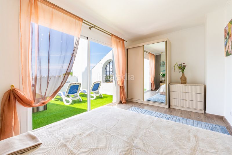 Foto c7b71c73-f3f3-4e9f-a681-c02aa0722349. Casa aparellada amb piscina a Calahonda Mijas