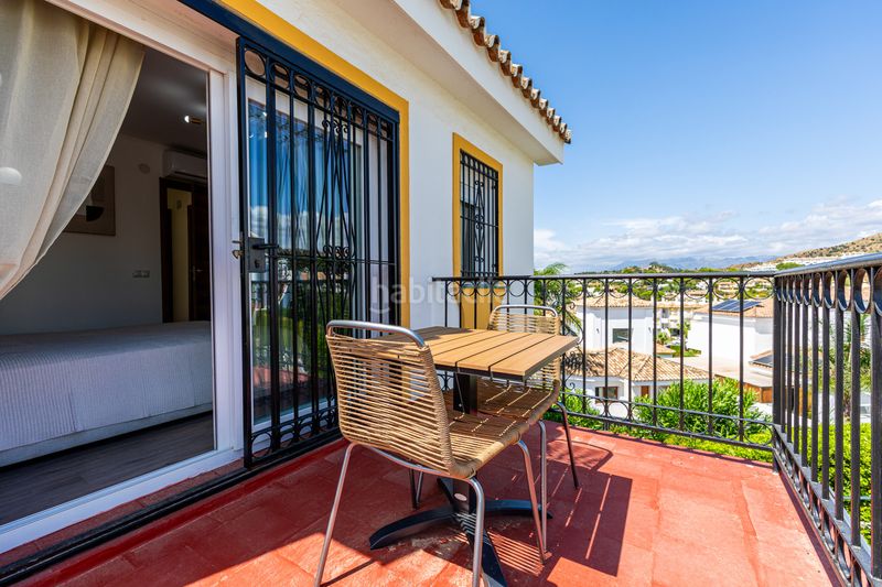 Foto ec3cd0f5-3e6d-4fbf-897c-b372e98f2640. Casa aparellada amb piscina a Calahonda Mijas