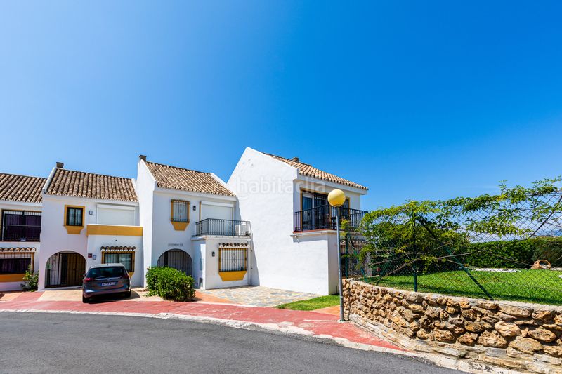 Foto f65282c5-973c-4bdd-9476-0e5593f18542. Casa aparellada amb piscina a Calahonda Mijas