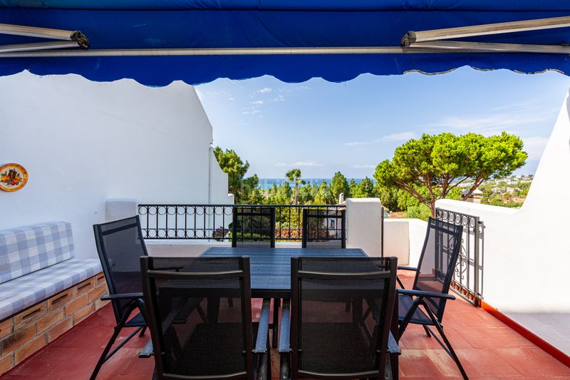Foto fe73e6f6-95e3-4c88-8027-4f47d344cba0. Casa aparellada amb piscina a Calahonda Mijas