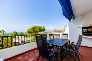 Casa bifamiliare in Calahonda. Casa adosada esquinera reformada con vistas panorámicas al mar y