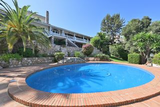 Casa a Campo de Mijas. Amplia villa con piscina privada, vistas al mar y apartamentos d