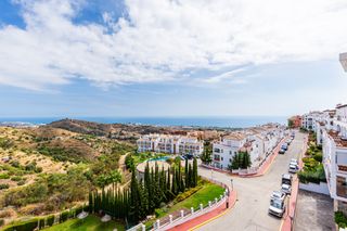 Apartamento en Calahonda. Magnífico apartamento de dos dormitorios en esquina con vistas p