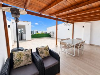 Semi detached house in Santangelo. Moderna casa de 4 dormitorios, espectacular terraza en la azotea