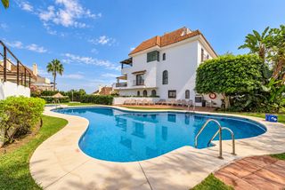 Dúplex a Lomas de Marbella Club. Dúplex en una posición elevada, con una amplia terraza y vistas