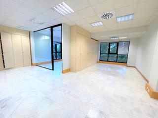 Alquiler Oficina  Avenida amercio vespucio. Oficina amplia luminosa climatizada con plaza de garaje en edifi