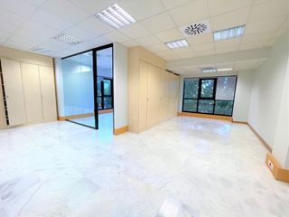 Lloguer Oficina  Avenida amercio vespucio. Oficina amplia luminosa climatizada con plaza de garaje en edifi