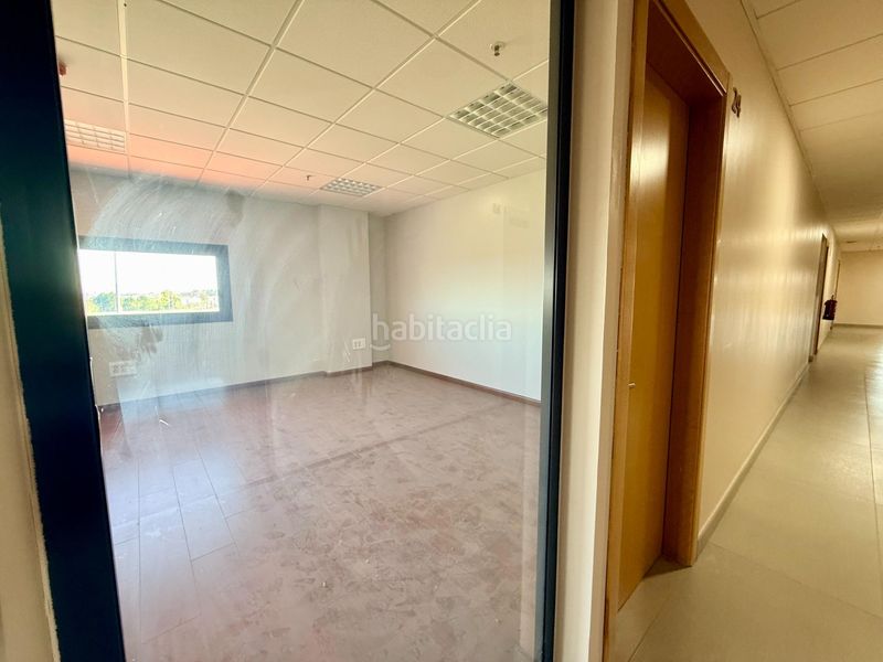 Foto d0a354e7-7895-4266-8b38-ce3db7eb97bd. Ufficio in Salteras