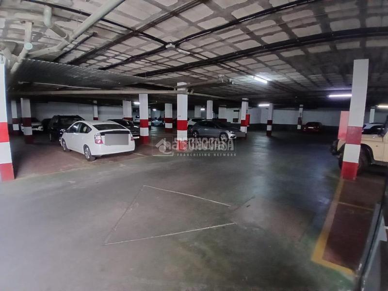 Foto 0494bf3a-7138-4a04-92a5-eaf530fc7b5e. Parking coche boxplaza de garaje en venta en Parque Alcosa Sevilla