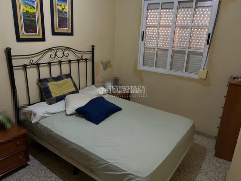 Foto c76d65d0-4a90-4641-9568-c386ac47fcb4. Appartamento con riscaldamento in Parque Alcosa Sevilla