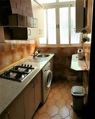 Miete Etagenwohnung in El Torrejón - El Cerezo. Macarena. excelente piso amueblado con 3 habitciones para estudi