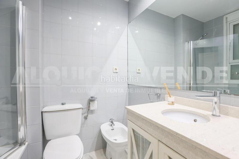 Foto 7eba27dd-8082-42e9-b327-e3d170fe44d8. Alquiler piso tomares. excelente vivienda en zona residencial con piscina y plaza de garaje. en Camas