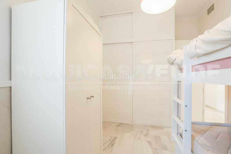 Foto 8038844c-03e5-48e8-823c-c1c072840386. Alquiler piso tomares. excelente vivienda en zona residencial con piscina y plaza de garaje. en Camas