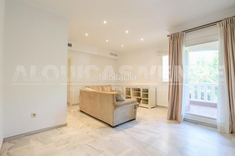 Foto 9e9d6a63-b645-4ead-8aef-cad8c9502354. Alquiler piso tomares. excelente vivienda en zona residencial con piscina y plaza de garaje. en Camas