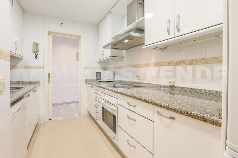 Foto c4f1d363-1212-460a-bd92-764db9d8c261. Alquiler piso tomares. excelente vivienda en zona residencial con piscina y plaza de garaje. en Camas