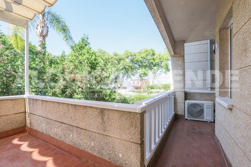 Foto c82e092a-ce8c-4110-8570-f0b6e5c27a49. Alquiler piso tomares. excelente vivienda en zona residencial con piscina y plaza de garaje. en Camas