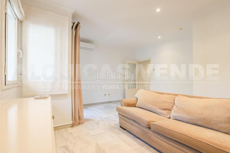 Foto d72c3b8e-f64b-41b8-84be-d67441f14d8a. Alquiler piso tomares. excelente vivienda en zona residencial con piscina y plaza de garaje. en Camas