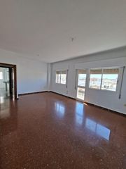 Rent Flat in Triana Este. Los remedio, república argentina. excelente vivienda familiar de