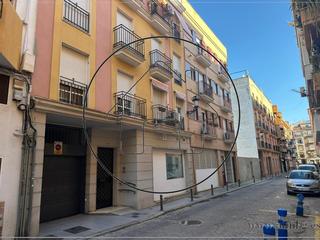 Aparcament cotxe a Rafael guillén. Plaza garaje de motos con capacidad para coche pequeño en rafael