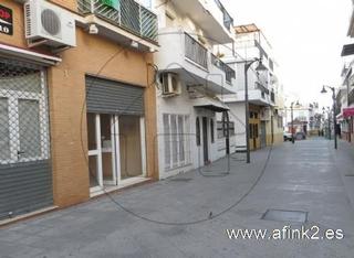 Local commercial à Calle ancha 26. Local en plena calle ancha con escaparate. diafano con 2 aseos.