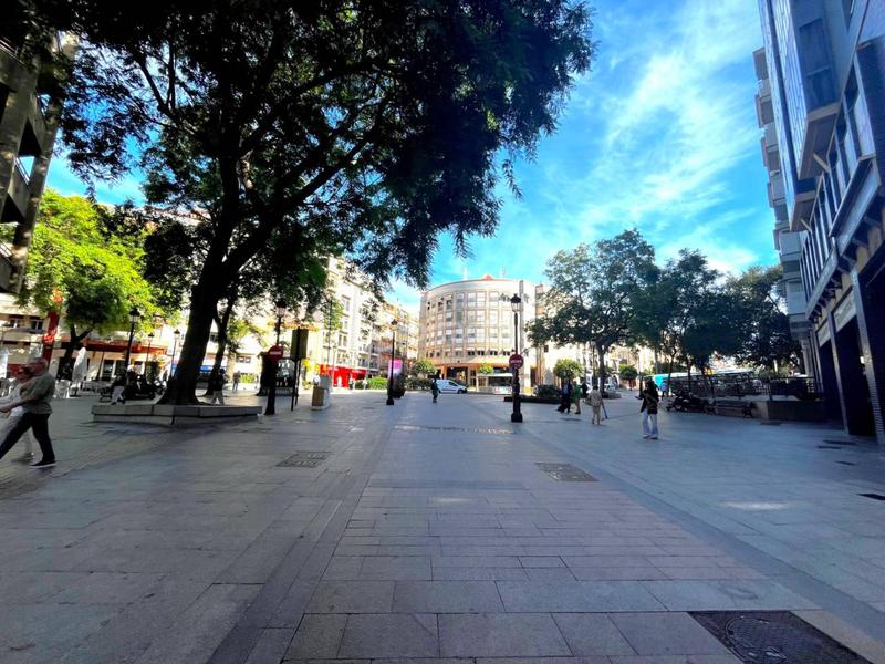 Foto 5b4624f7-58c0-4fbe-b902-c6c8aaf7cc8a. Alquiler local comercial zona calle tres agosto en Huelva