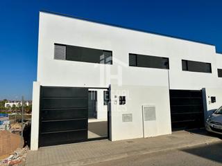 Chalet  N/a. Chalet adosado a estrenar con terraza y vistas al guadiana