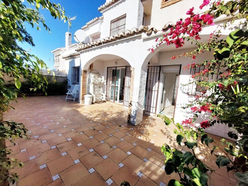 Foto 257e9ab8-3a70-4116-84f7-ac929fb9cf47. Casa aparellada amb aparcament piscina a Calahonda Mijas