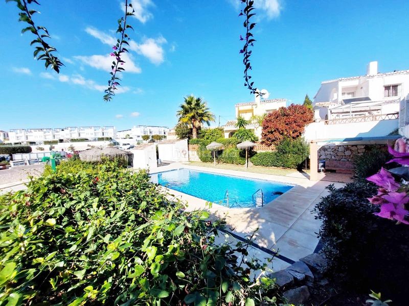 Foto 6b54a9da-4584-483c-aa77-cf6654611421. Casa aparellada amb aparcament piscina a Calahonda Mijas