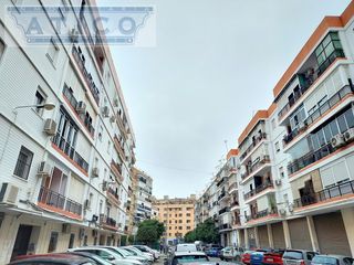 Etagenwohnung in Cruz Roja. Entre miraflores y carretera de carmona ascensor y terraza
